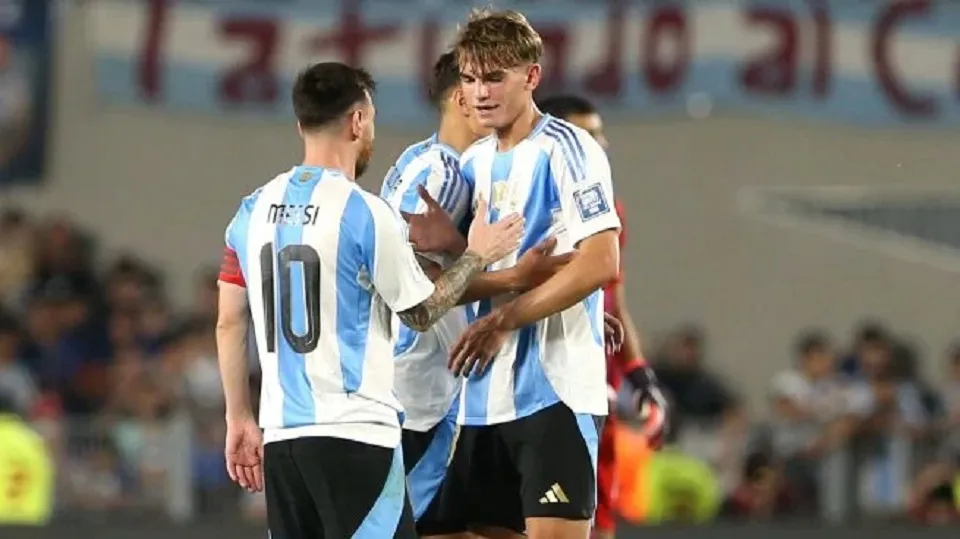 El tremendo elogio de Messi a Nico Paz, tras su debut en la Selección: Entiende perfectamente el juego