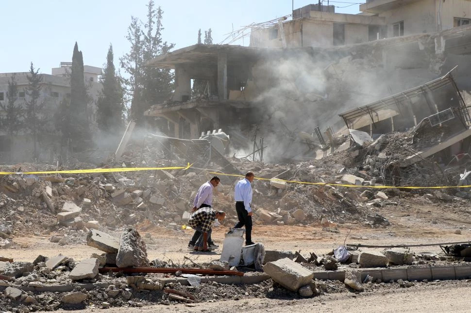 RUINAS. Sólo escombros quedaron en la villa de Douris, en el sur de Líbano, tras un ataque aéreo israelí. 