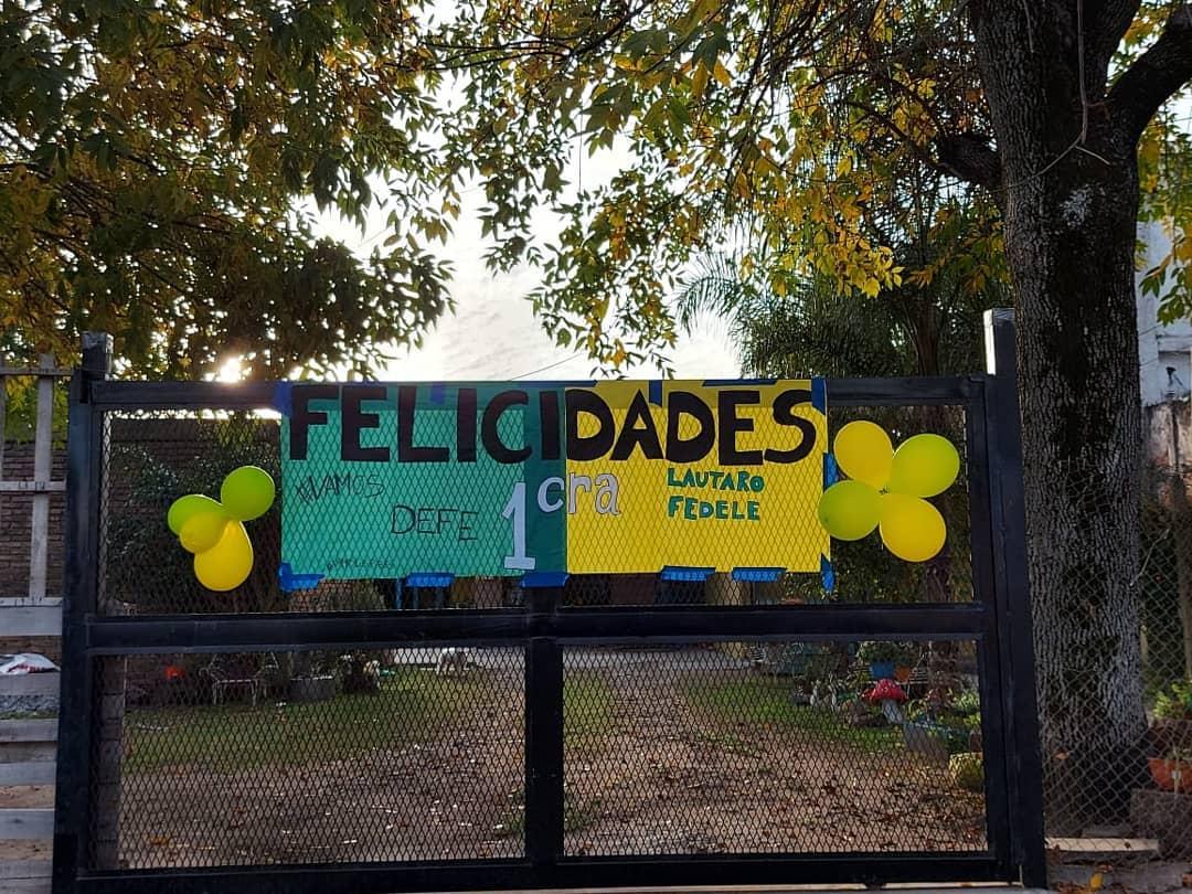 EMOTIVO. La familia de Fedele lo esperó con un cartel por su primera convocatoria.