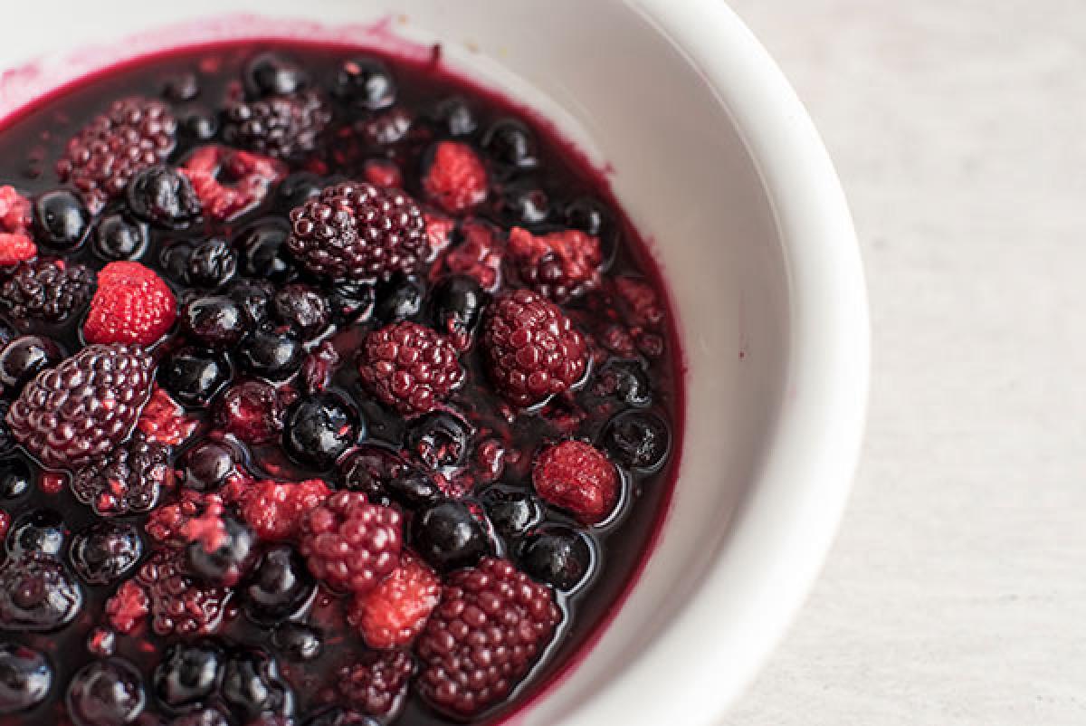 Las frambuesas son ricas en fibra mientras que los arándanos los son en antioxidantes. 