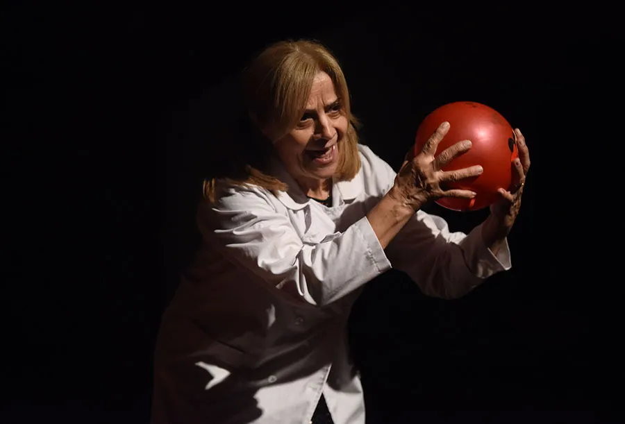 PELOTA. Una de las actrices durante su monólogo, en el ensayo de la obra “La pasión de decir”.