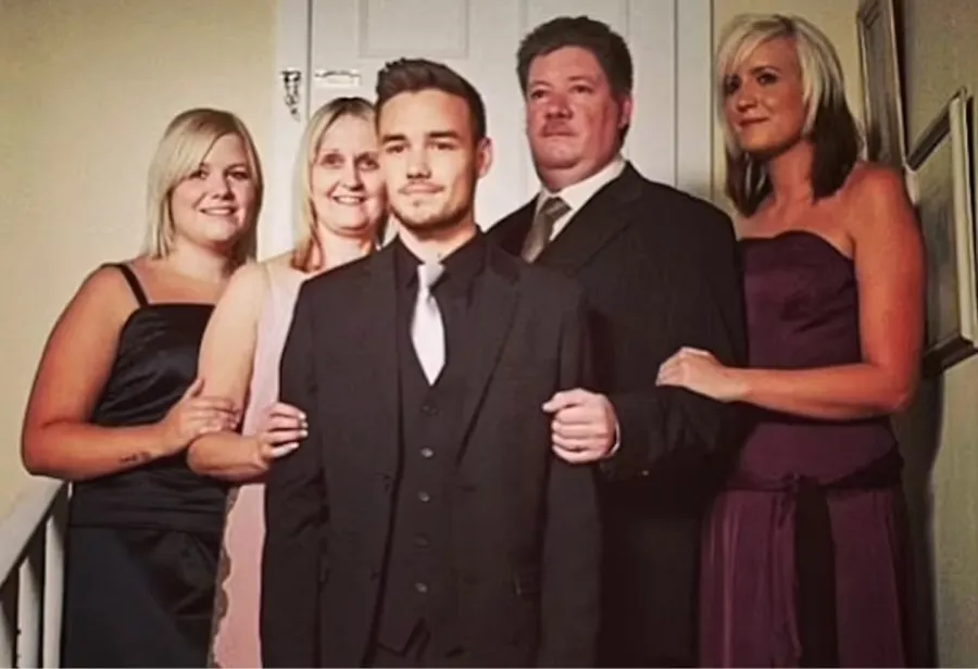 Liam Payne junto a sus padres y sus dos hermanas