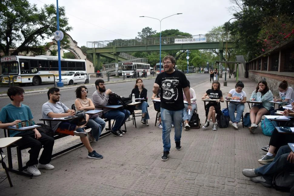 EN LA VEREDA. Estudiantes y docentes del centro Prebisch de la UNT tratan de visibilizar el reclamo universitario. 