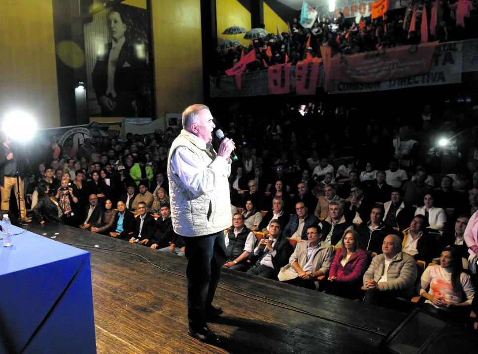 CONDUCTOR. El gobernador y vicepresidente del PJ, Osvaldo Jaldo, liderará el tradicional acto del 17 de Octubre. la gaceta / foto de franco vera (archivo)