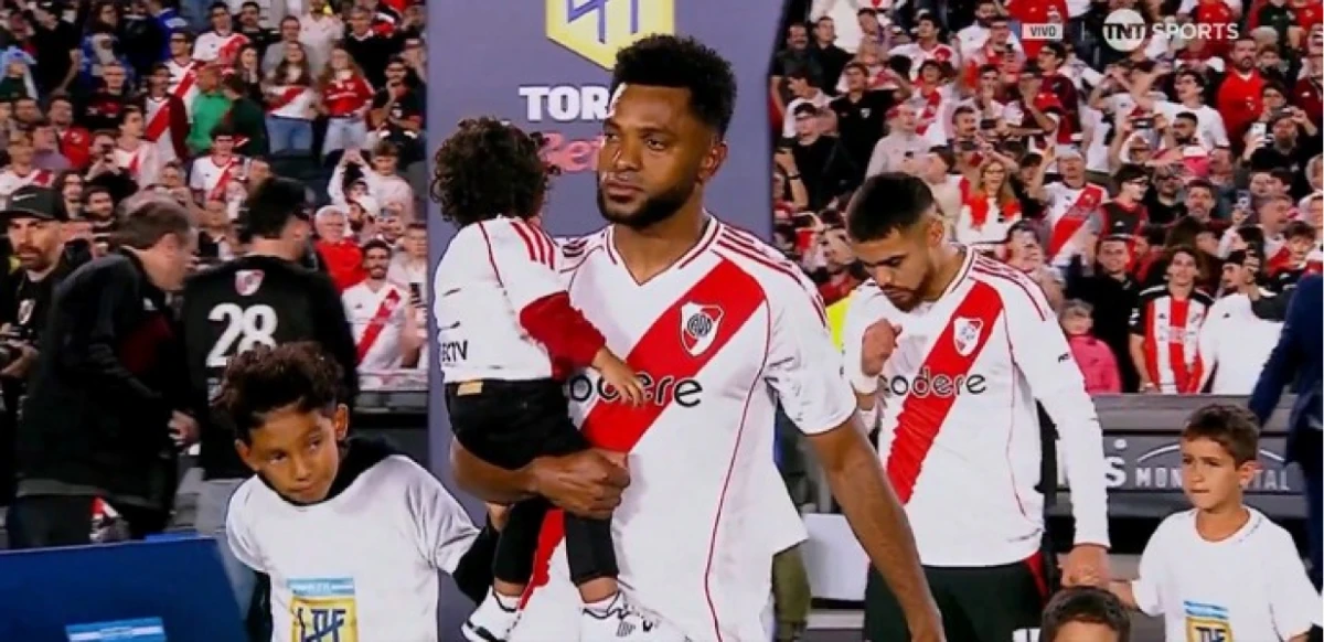 Tras la denuncia, Borja salió a la cancha de River con sus hijos