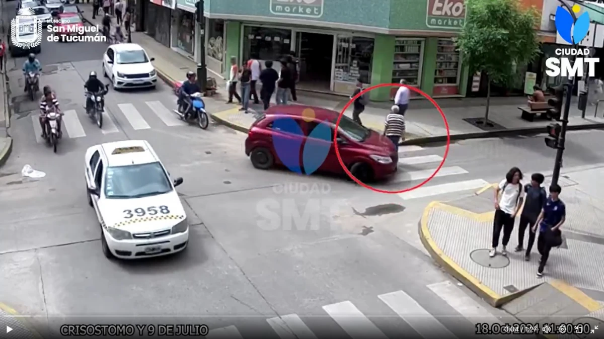 Video: un auto impactó a un adulto mayor que cruzaba por la senda peatonal