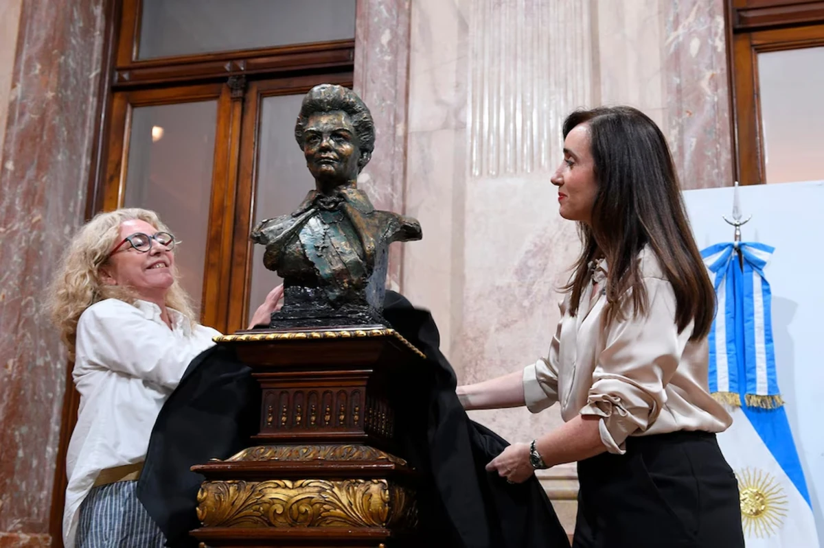 Victoria Villarruel inauguró un busto de María Estela Martínez de Perón en el Senado