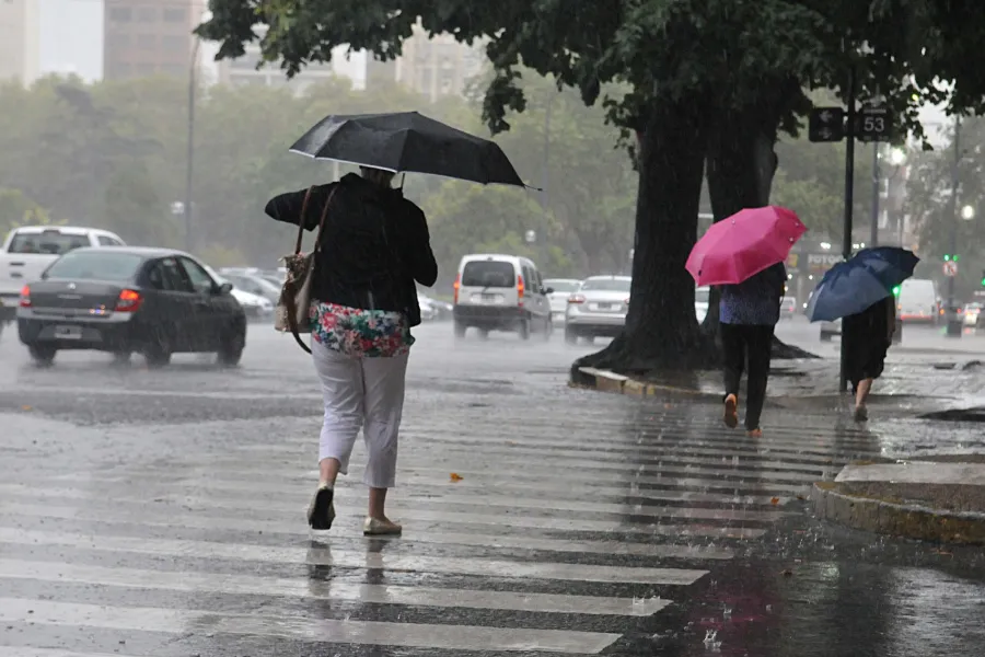 Rige una alerta por tormentas en dos provincias