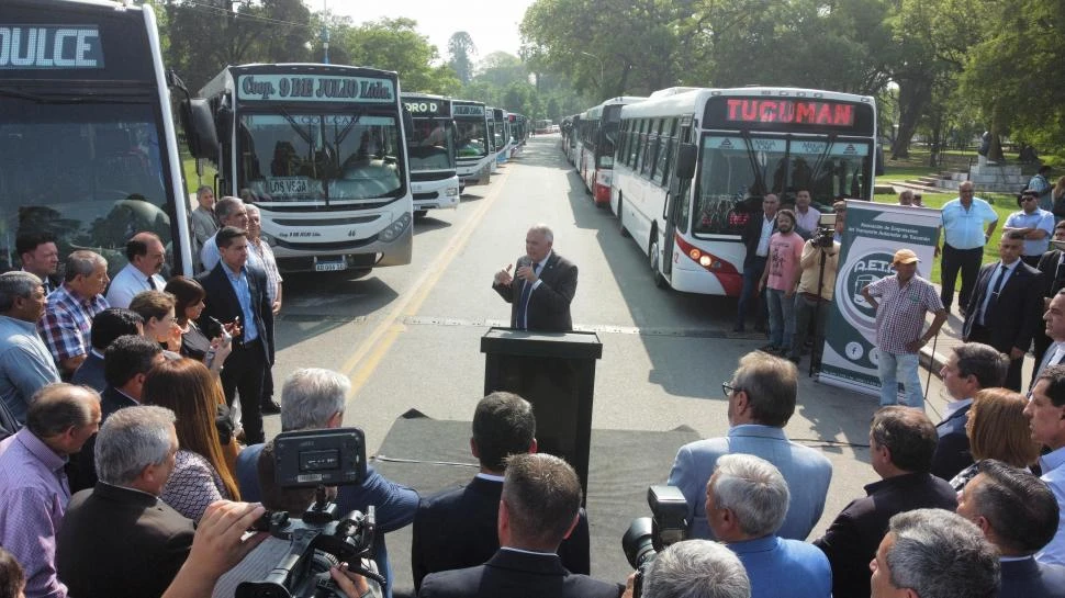 EN EL PARQUE. Jaldo participó ayer de la presentación de 40 colectivos, nuevos y usados, para el interior.