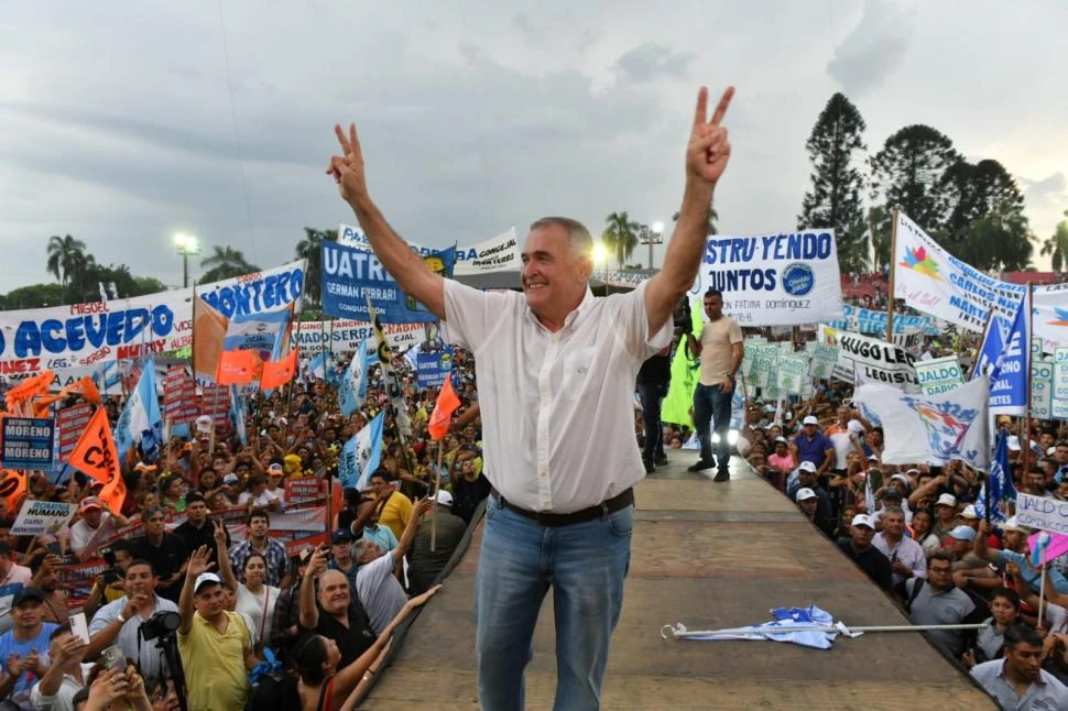 CON LOS DEDOS EN “V”. Jaldo llamó a la unidad del peronismo desde el escenario montado en Bella Vista, acompañado por Acevedo y sus dirigentes. twitter @OsvaldoJaldo