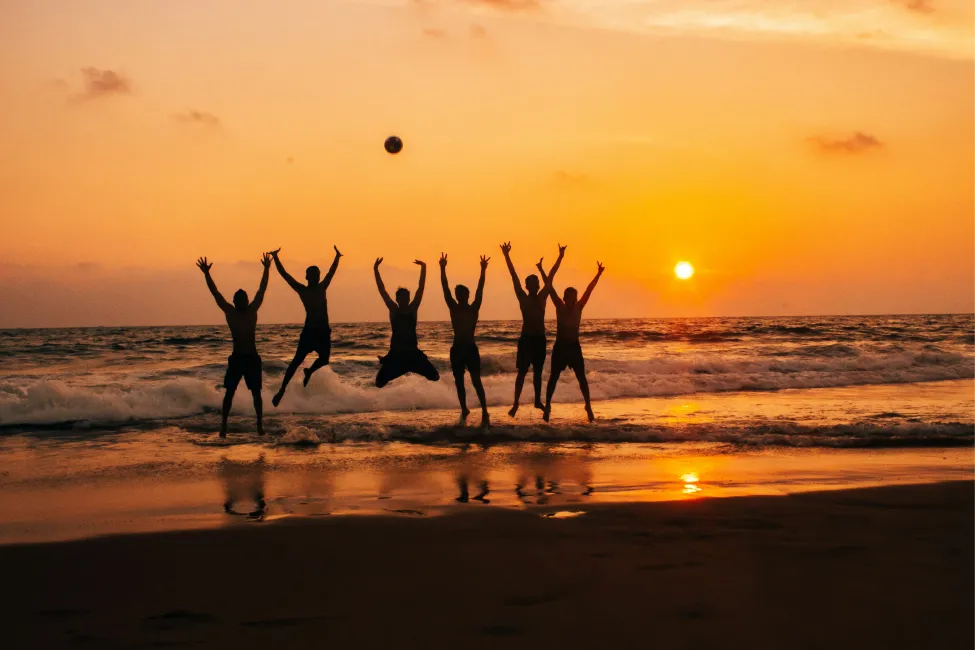 ATARDECERES EN EL MAR. Los jóvenes expresan una inclinación única por el agua, según el estudio de Booking.com. / UNSPLASH