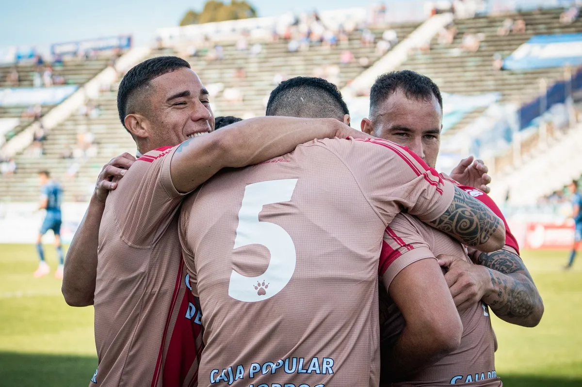 CON EL GOLEADOR. Los futbolistas abrazan a Junior Arias, autor del segundo gol contra Alvarado.