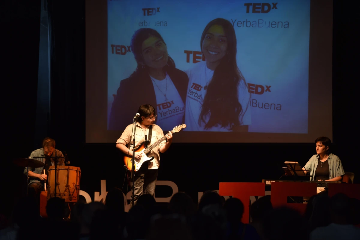 LA APERTURA. Al inicio de la TEDx, tres músicos interpretaron canciones clásicas del rock nacional. / LA GACETA, INÉS QUINTEROS ORIO.