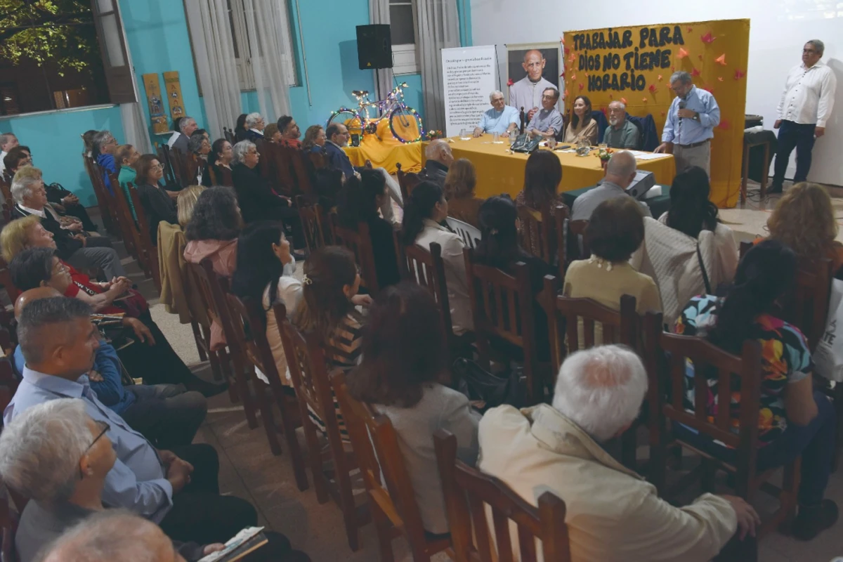 PARA DEJAR TESTIMONIO. El libro sobre el padre Martín Martín fue presentado en la noche del viernes.