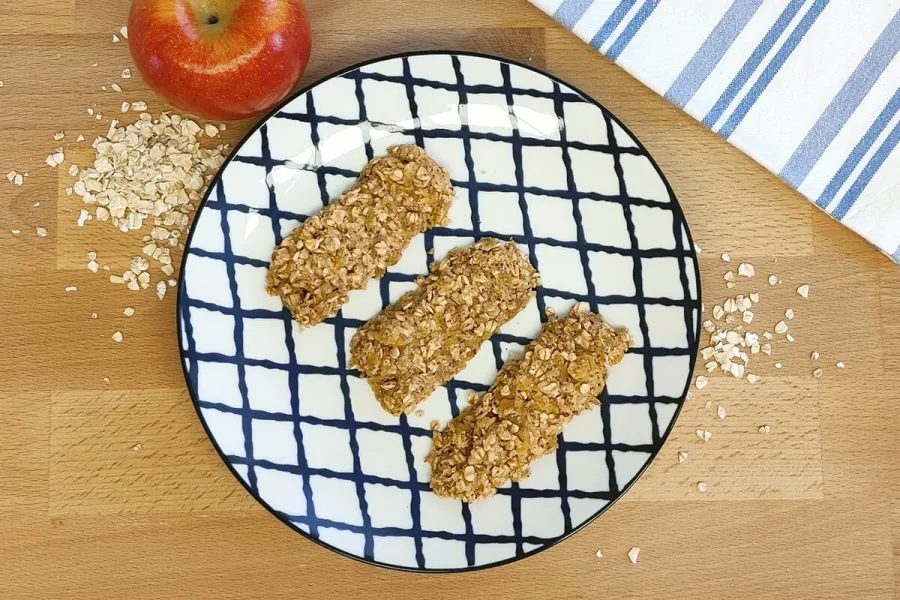 Barritas de avena, miel y manzana: ideales como snack y para un desayuno proteico