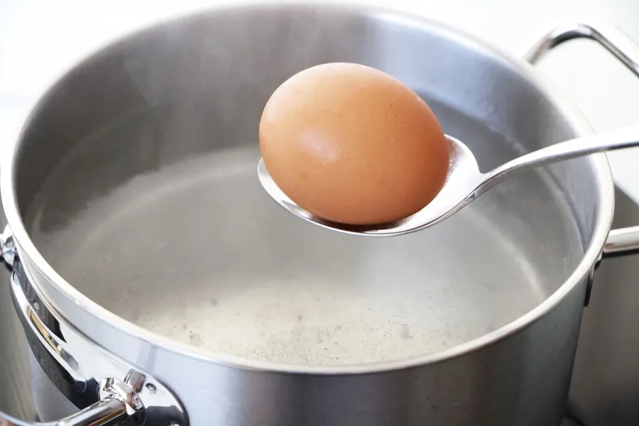 Cuidado al cocinar: por qué nunca poner a hervir los huevos con otras comidas