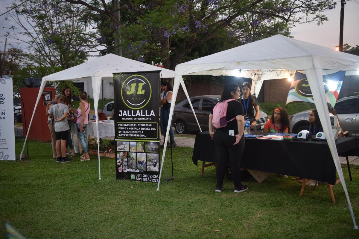 STANDS EXTERNOS. El ambiente del predio estaba lleno de puestos de diferentes fundaciones. / LA GACETA, INÉS QUINTEROS ORIO.