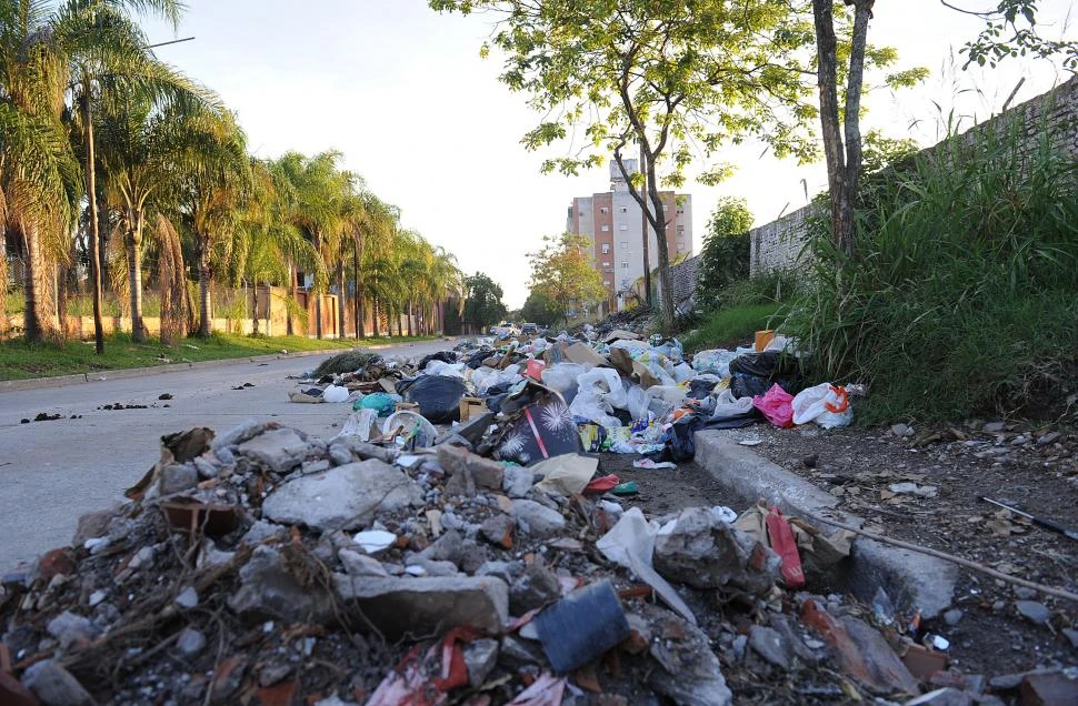 RESIDUOS URBANOS. Cada día se recogen miles de kilos de basura de distintos puntos de la capital tucumana. archivo