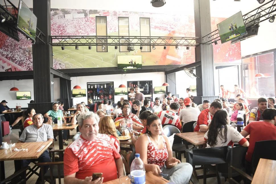 REPLETO. La “Santa Cantina” fue el sitio elegido por varios hinchas de San Martín para ver el duelo con Alvarado.