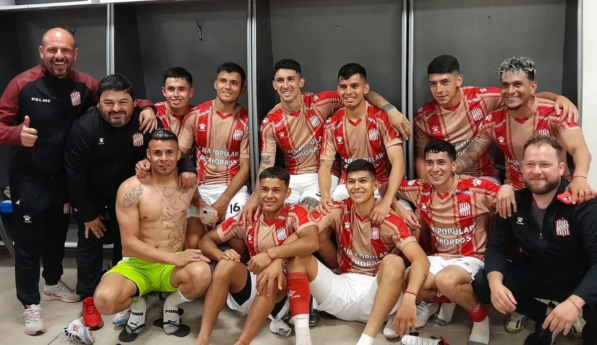 UN GRUPO CONSOLIDADO. Luego del triunfo contra Alvarado, los tucumanos del plantel “santo” se juntaron en el vestuario e inmortalizaron el gran momento. 