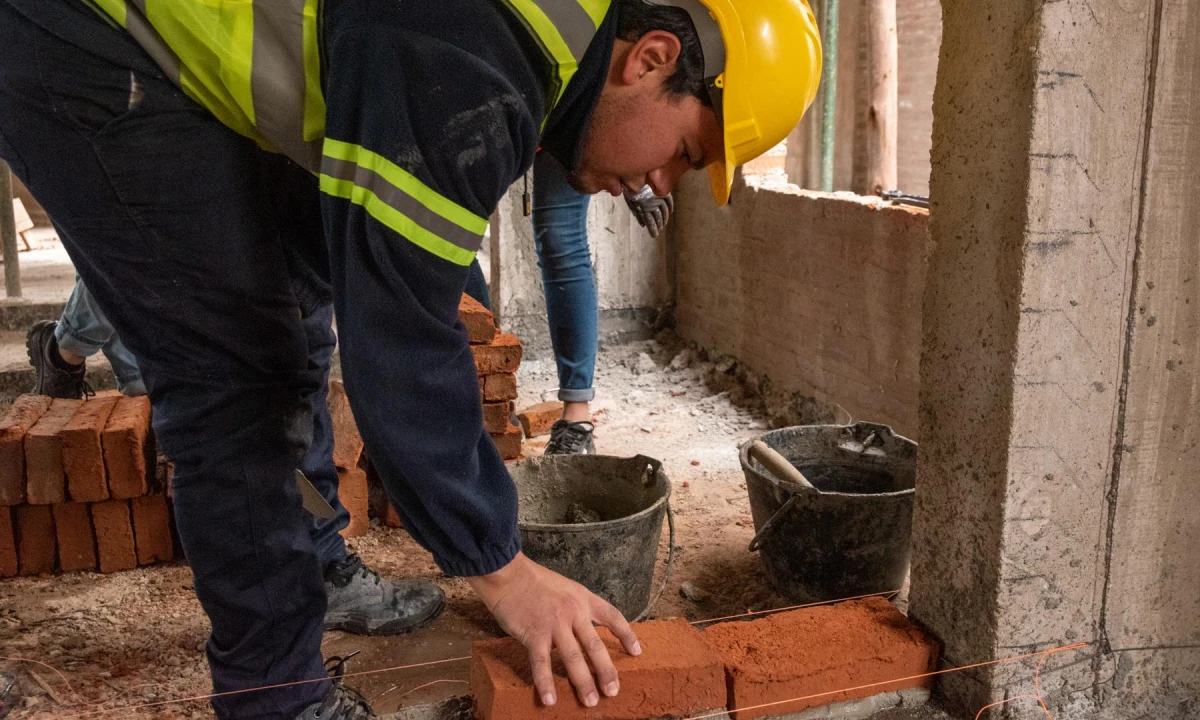 Si contrato un albañil y se accidenta en mi casa: ¿en qué situaciones soy responsable y debo indemnizarlo?