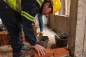 Si contrato un albañil y se accidenta en mi casa: ¿en qué situaciones soy responsable y debo indemnizarlo?