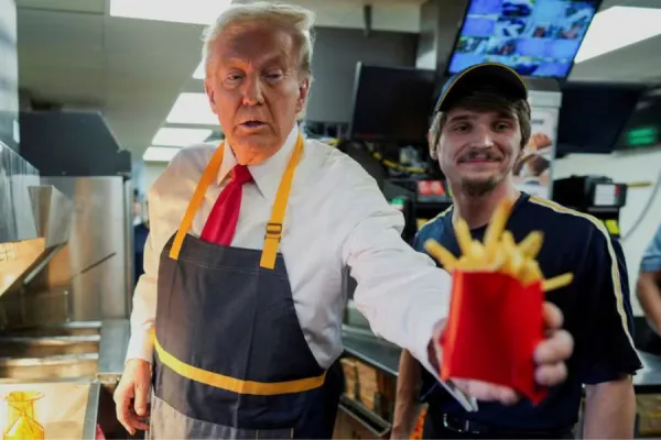 Trump trabaja en un McDonald’s para cuestionar el pasado de Harris