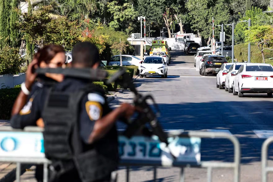 SEGURIDAD. La policía rodea la zona donde vive Netanyahu en Cesarea.