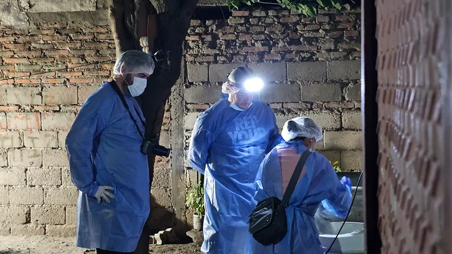 TRABAJO. Los peritos analizan la casa del barrio Alejandro Heredia.