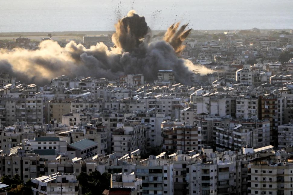 HUMO Y FUEGO. Los bombardeos israelíes son un acontecimiento cotidiano en los barrios del sur de Beirut.  afp