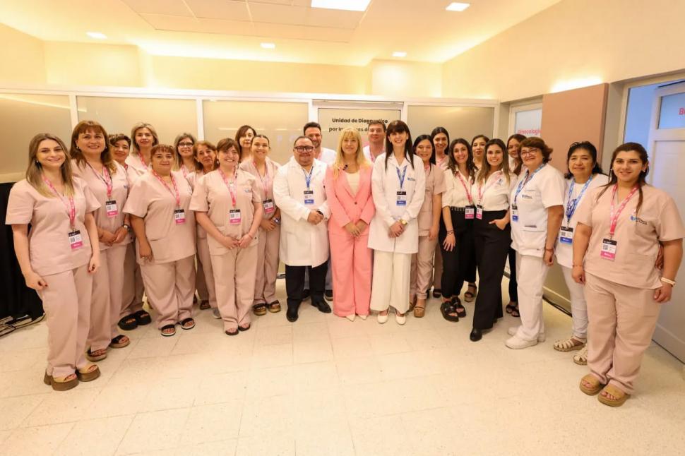 EL EQUIPO. Chahla junto a todo el personal médico del “piso rosa”.