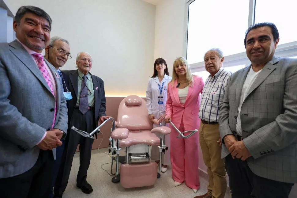 HOMENAJE. El doctor Antonio Lorusso (segundo a la izquierda) junto a la intendenta Rossana Chahla. prensa municipalidad