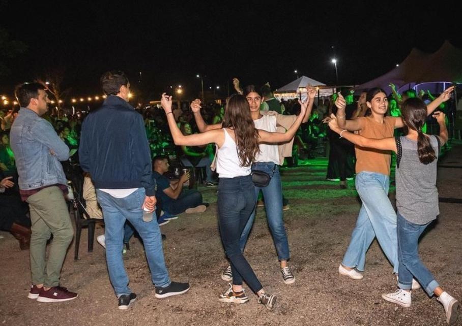 AMBIENTE. Los asistentes se animan a bailar con la música de los artistas. / INSTAGRAM @tocandoalfrente