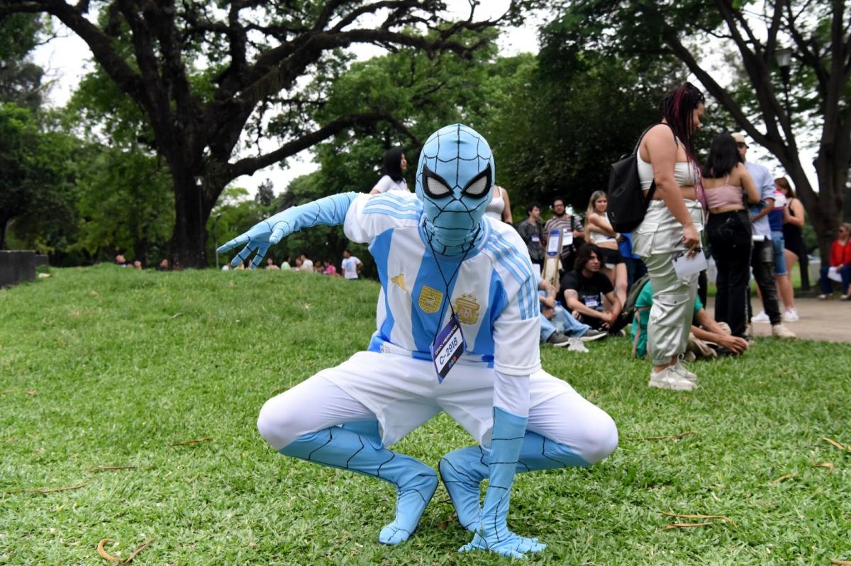 CELESTE Y BLANCO. Este joven quiso destacar con un disfraz hecho con sus propias manos.