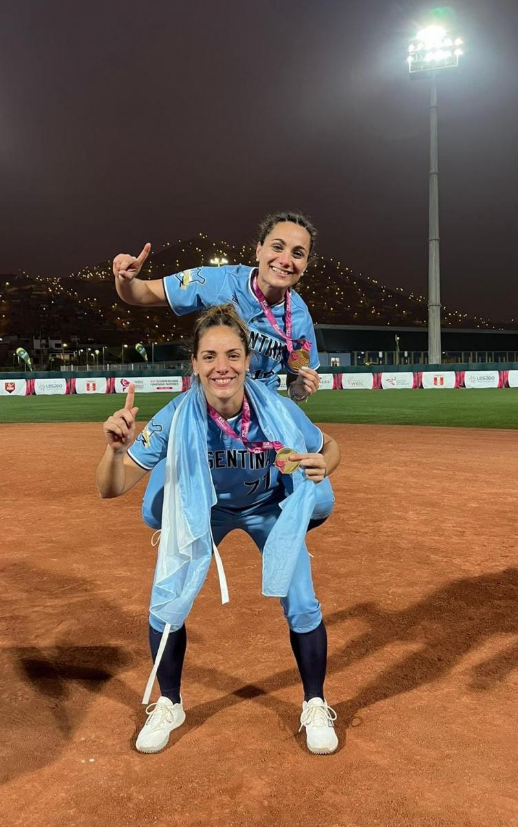 ORGULLO LOCAL. González Fanjul, tras ser campeona sudamericana con Argentina, junto a Sofía Bollea, también tucumana.