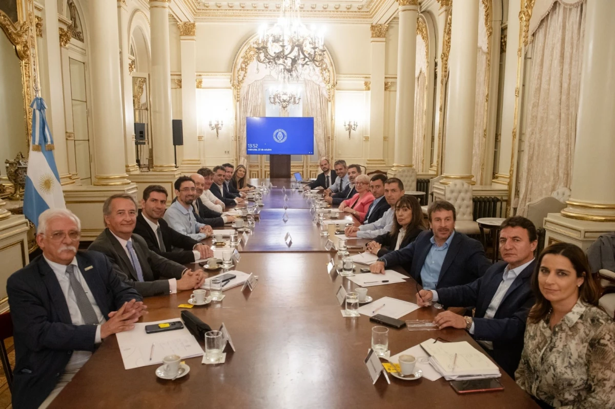 Roberto Sánchez y un grupo de diputados se reunieron con representantes del Gobierno y se agudiza la crisis interna de la UCR