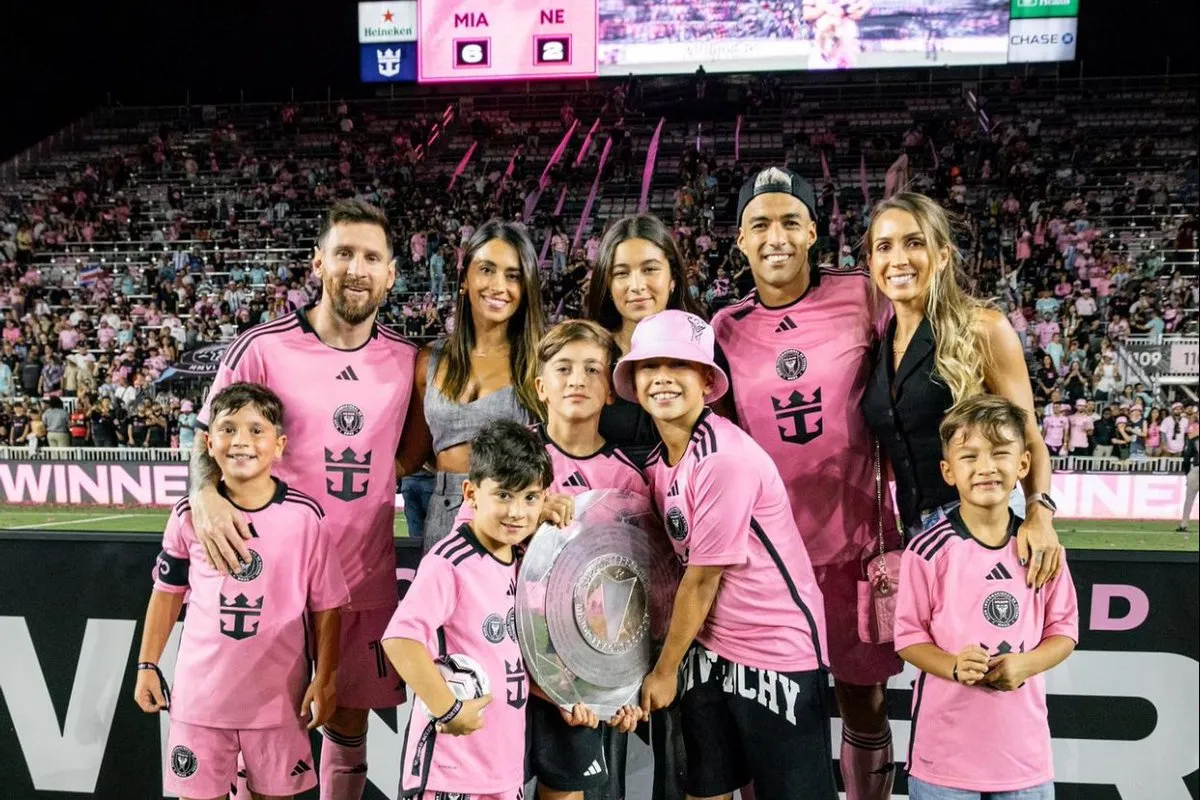 ENTRE AMIGOS. Lionel Messi y Luis Suárez posan con sus respectivas familias, en los festejos de Inter Miami.