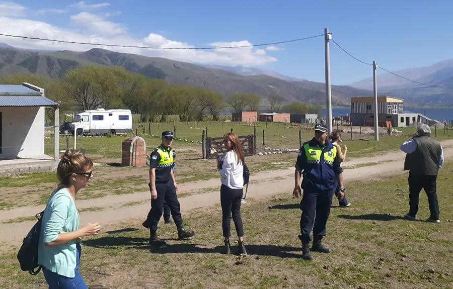 EL OPERATIVO. Policías y funcionarios recorrieron cinco lugares de la reserva y en cuatro encontraron irregularidades que se están investigando.