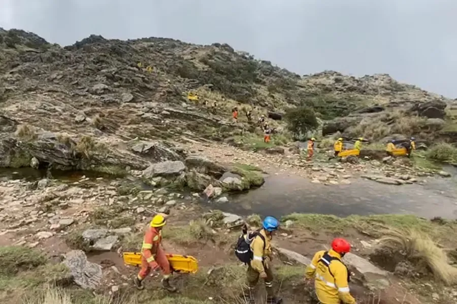 Más de 100 bomberos tuvieron que rescatar a un contingente de chicos varados en el cerro más alto de Córdoba