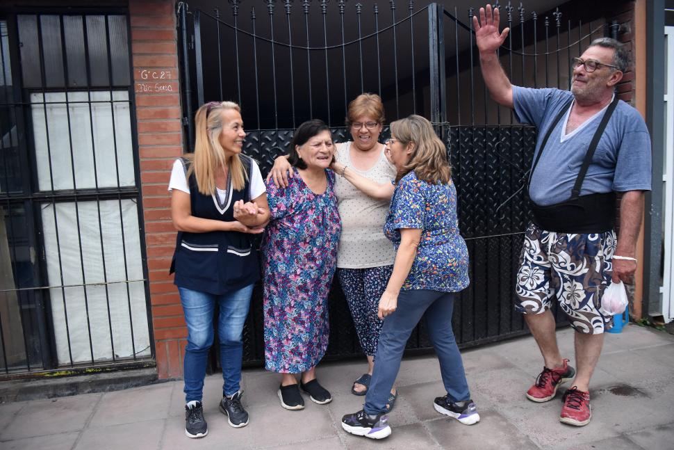 AFECTO. Argüello fue felicitada por vecinos que salieron de sus casas para abrazarla y festejar con la ganadora.