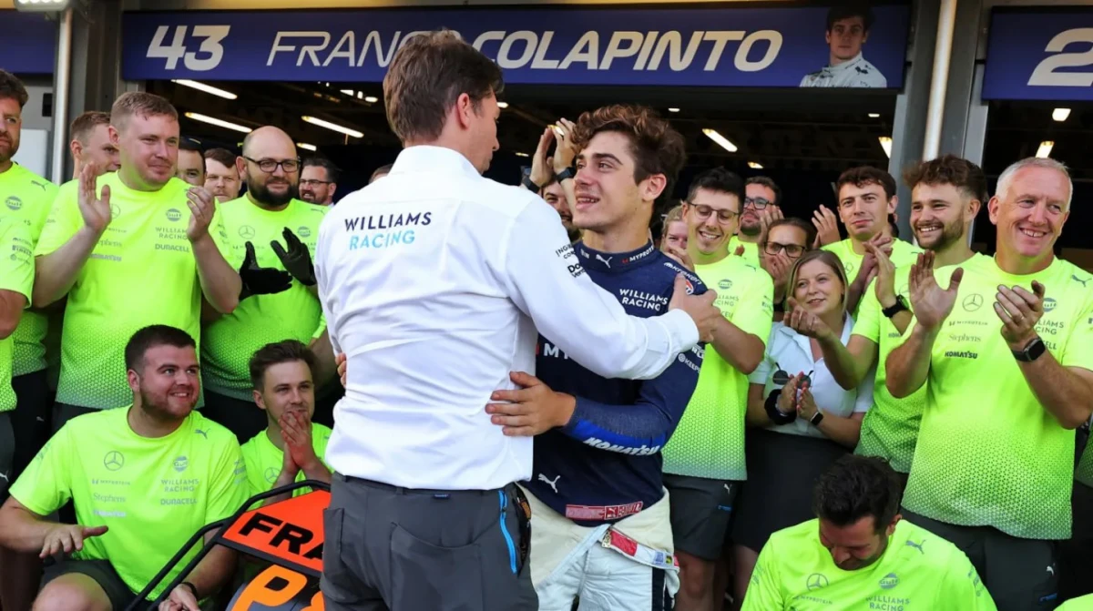 SATISFECHO. Franco Colapinto recibe el abrazo de James Vowles en los festejos en Azerbaiyán.