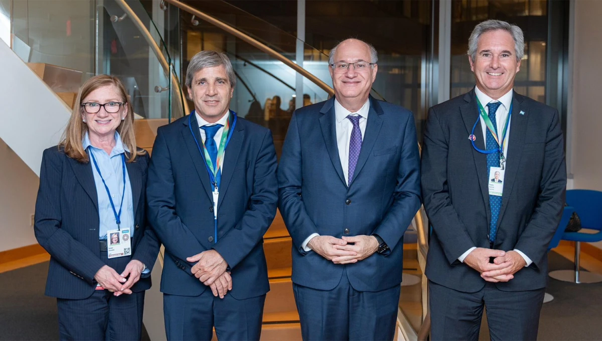 REUNIÓN. Caputo y el secretario de Finanzas, Pablo Quirno, en su encuentro con las autoriades del Banco Interamericano de Desarrollo.