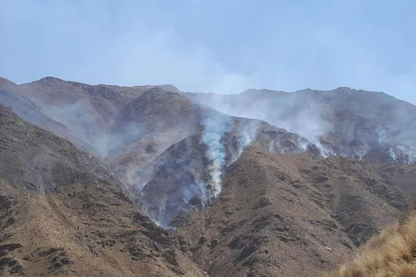 Máxima preocupación: incendio descontrolado en el Cerro Quilmes