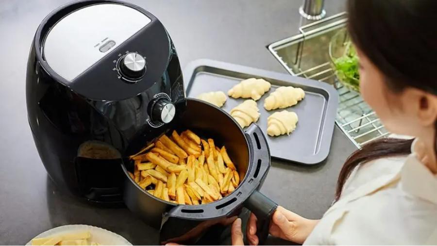 Comparada con un horno eléctrico, la freidora de aire es la que consume menos energía.