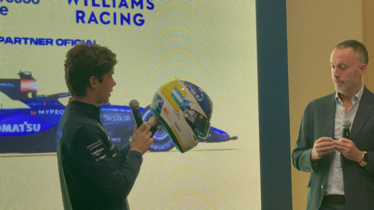 EMOTIVO. Franco Colapinto muestra ante los presentes el casco que utilizará en sus próximas dos carreras.