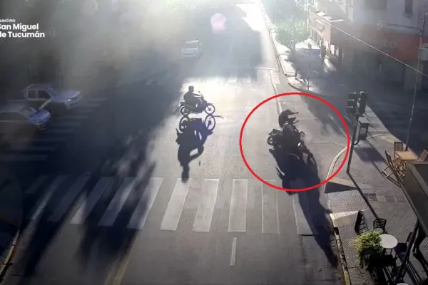 Videos: dos nuevos accidentes aumentan la preocupación por el tránsito en el centro tucumano
