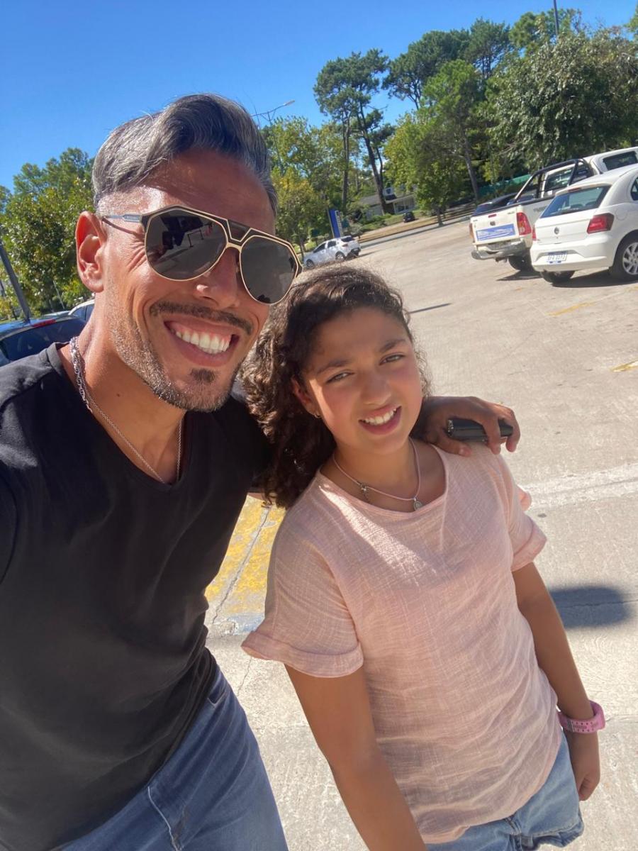 DISTANCIA. Sandoval junto a su hija que vive con su mamá en Uruguay. Foto: gentileza Jonathan Sandoval.