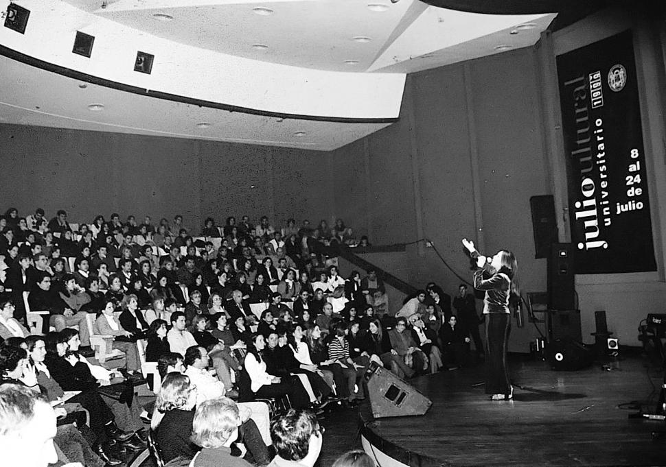 ESPECTÁCULOS. El auditorio recibió a centenas de artistas y alojó eventos como este: el Julio Cultural de 1999.