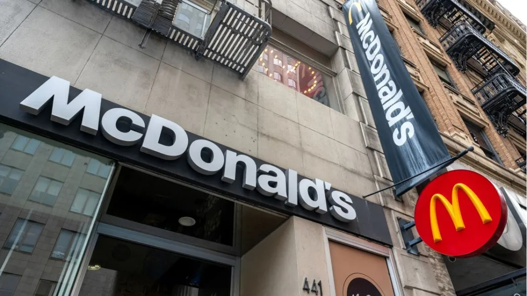 En Colorado, Estados Unidos, acusan a McDonalds de haber servido hamburguesas contaminadas.