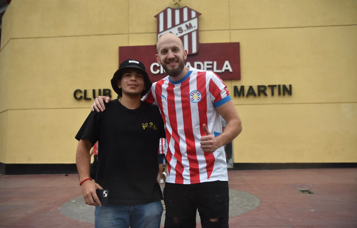 A LAS AFUERA DE LA CIUDADELA. El streamer Eric Zenze acudió al estadio de San Martín para ver el duelo frente a Güemes de Santiago del Estero.